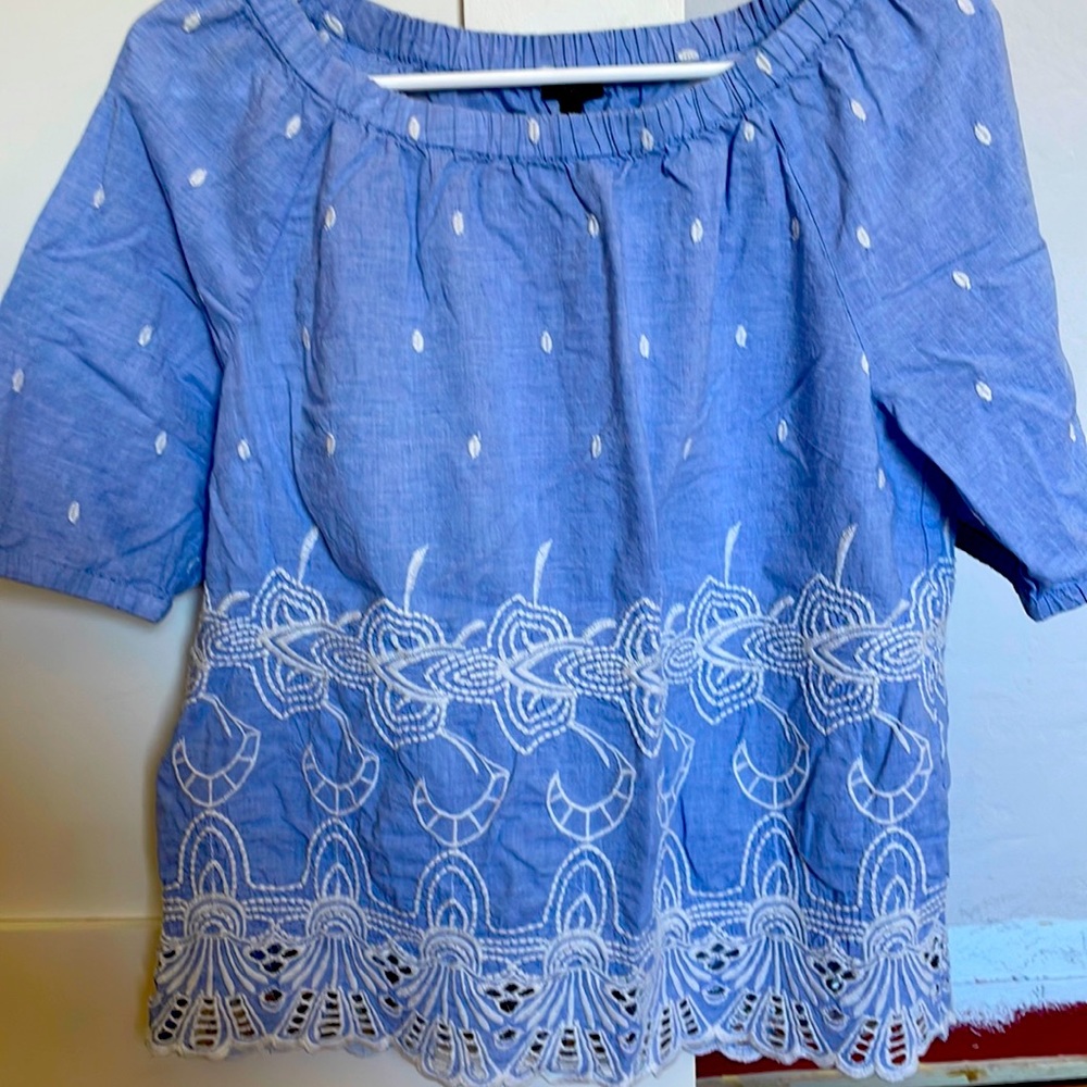 Chambray blouse with white stitching